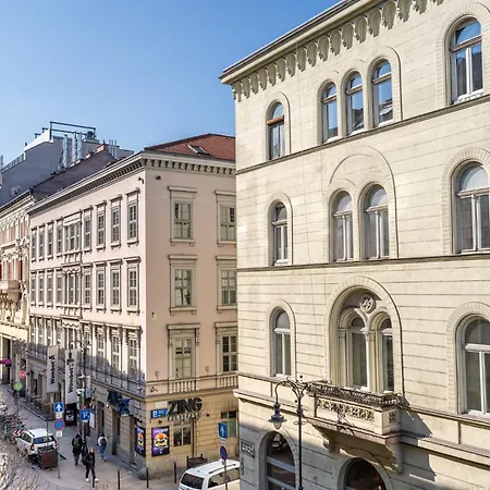Gozsdu Court Szelenyi * Budapest