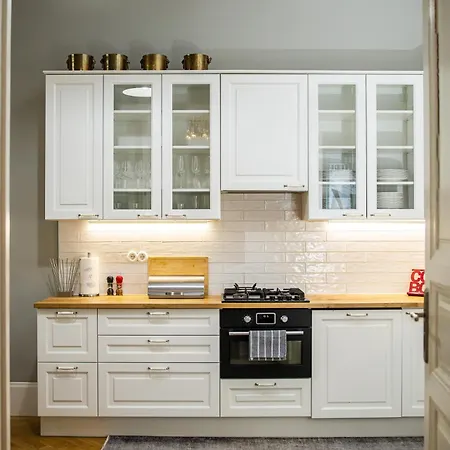 Spacious Victorian By Grand Boulevard Apartment