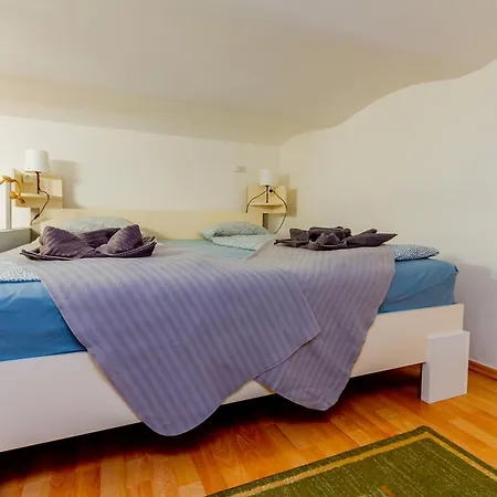 Apartmán With Good Transport Links 3 *