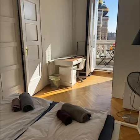 Synagogue View Balcony Apartment