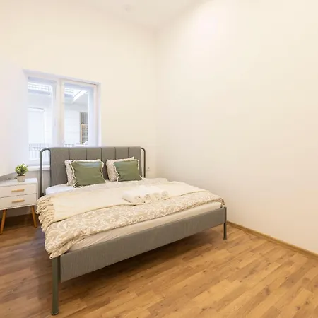 Located Grand With 4 Bedrooms Διαμέρισμα Βουδαπέστη