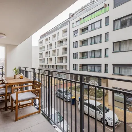 Stylish Living With Private Terrace 아파트 *
