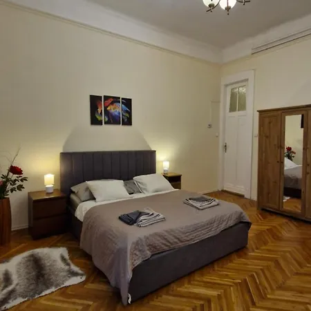 River Center Apartament *