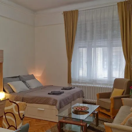 River Center Apartament *