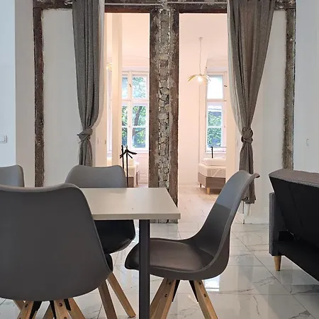아파트 Endor - 4 Bedrooms, 5 Bathrooms, 1 Livingroom With Kitchen 부다페스트