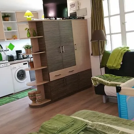 Apartment Patricia With Garden Budapest