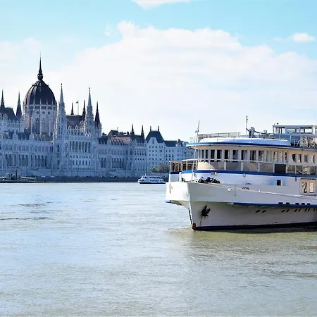 Botel Grand Jules - Boat