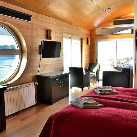 Vogue Boat