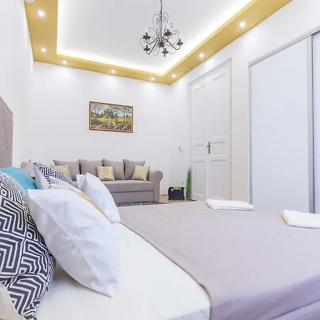 Real Zoltan Apartment *