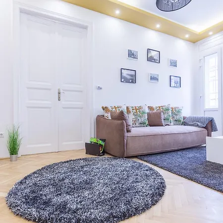Real Zoltan Apartment *