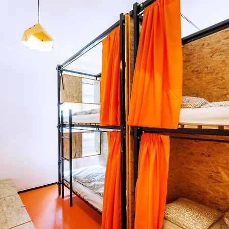 Essential Hostal