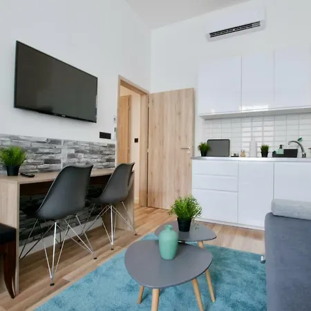 Standard By Hi5 - Anker 1 * Budapest