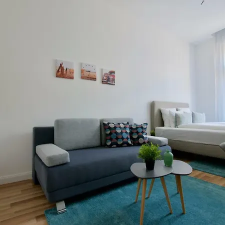 Standard By Hi5 - Anker 1 * Budapest