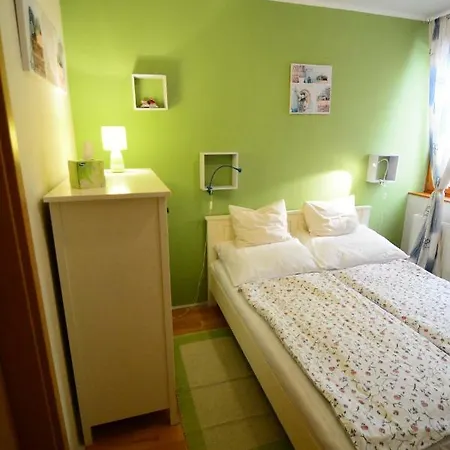 Apartment Downtown Garden Isle In Urban Style-free Parking Budapest