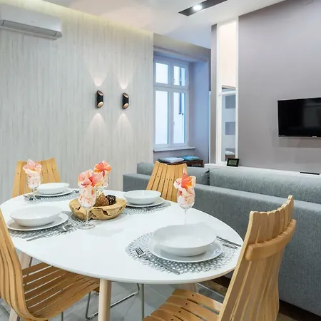 Modern 2 Bedroom With Free Airport Transfer Apartment *