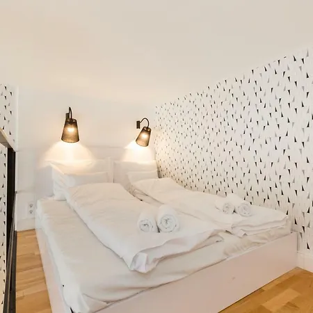 Leah * Budapest