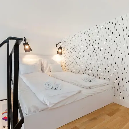 Leah * Budapest