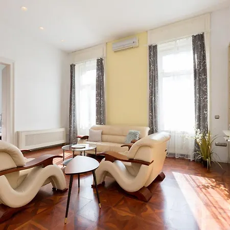 Luxury Apartment *