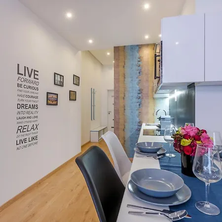 Amber / Navy Design With A/c Appartement