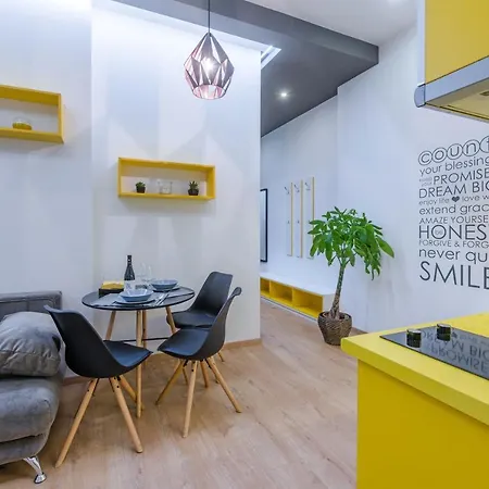 Amber / Navy Design With A/c Appartement