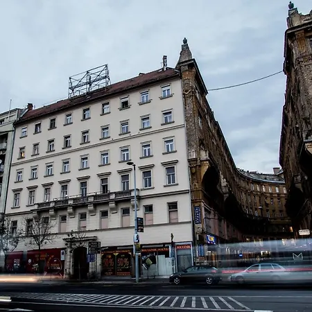 Eye Luxury Suites Szálloda 3*