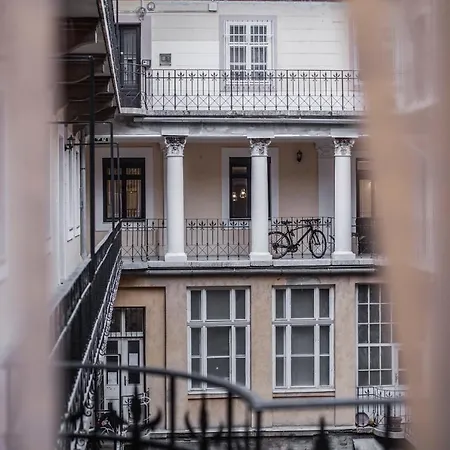 Eye Luxury Suites Szálloda 3*