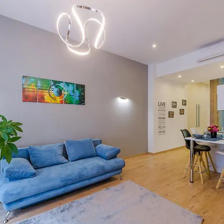 Amber / Navy Design With A/c Appartement