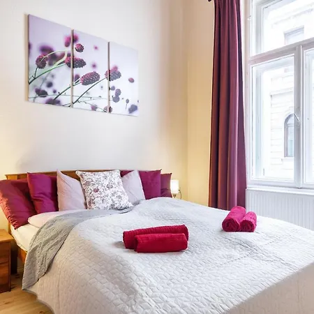Trendy Grand Boulevard Designer Apartment *