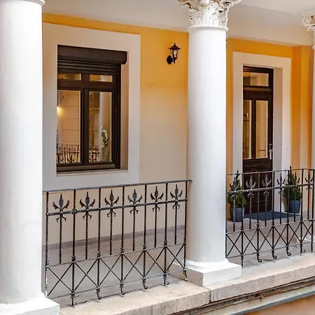 Eye Luxury Suites Szálloda