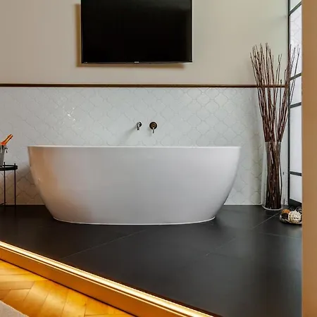Eye Luxury Suites Szálloda 3*