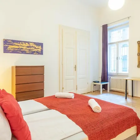 Inner City - Hold Utca Apartman