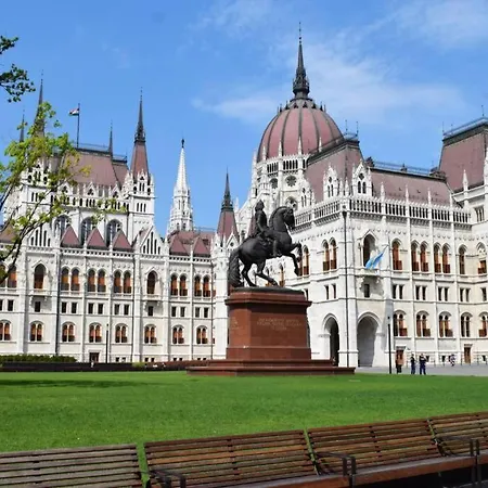 Cosy Just Next To Parliament Appartamento Budapest