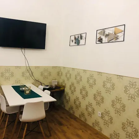 Modern Classic On Kiraly Appartement