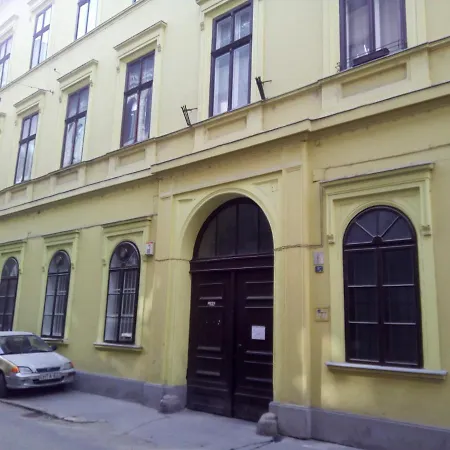 Operahouse Hostel *