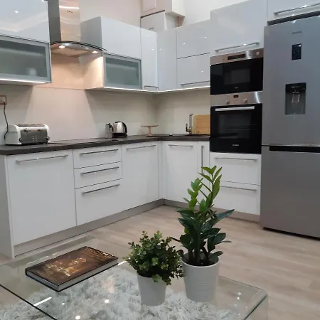 Apartment Modern, Quiet & Cozy In The Middle Of Downtown Near Danube At Fashion Street