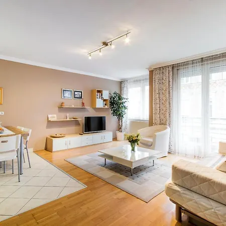 Viola - Newly Furnished With Free Garage! Apartment