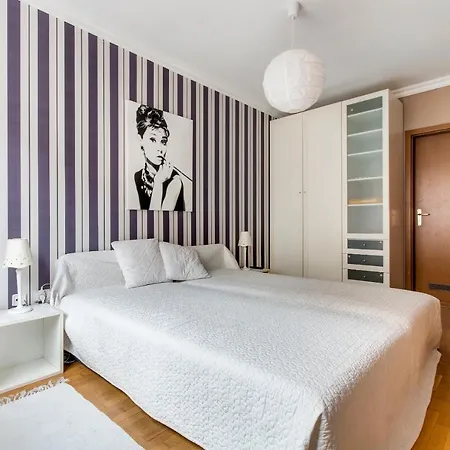 Viola - Newly Furnished With Free Garage! Apartment
