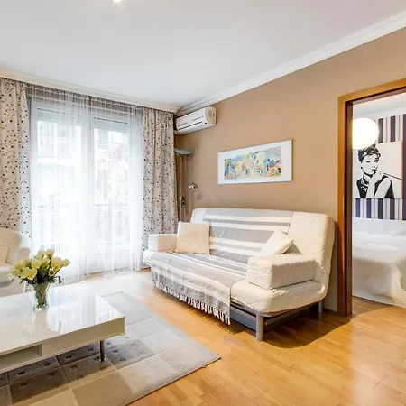 Viola - Newly Furnished With Free Garage! Apartment *