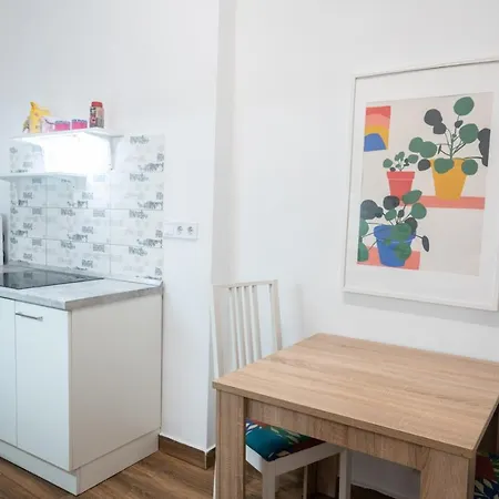 Cozy & Quiet Near Kiraly Street Free Parking, Ac, Perfect For 4 Guests! *