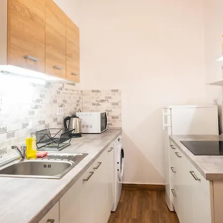 Cozy & Quiet Near Kiraly Street Free Parking, Ac, Perfect For 4 Guests! Budapest
