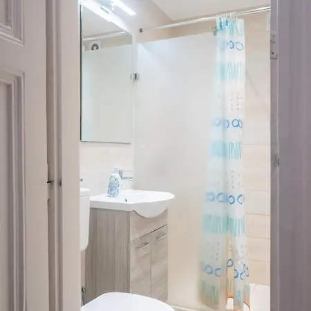 Apartment Cozy & Quiet Near Kiraly Street Free Parking, Ac, Perfect For 4 Guests! *