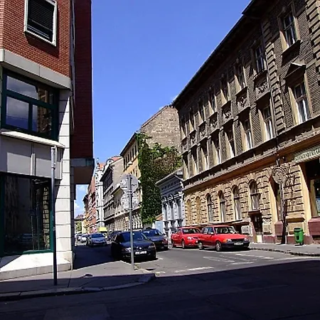 Cozy & Quiet Near Kiraly Street Free Parking, Ac, Perfect For 4 Guests! * Budapest