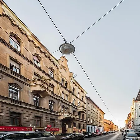 Cozy & Quiet Near Kiraly Street Free Parking, Ac, Perfect For 4 Guests! Budapest