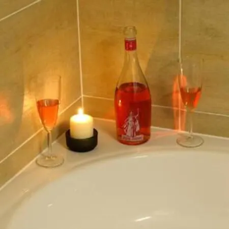 Orangehomes Two Bedroom Raday Str. Apartment *