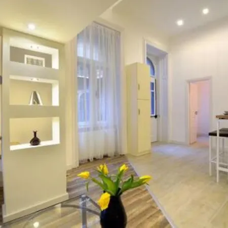 Orangehomes Two Bedroom Raday Str. Apartment