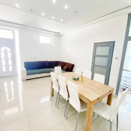 Luxury In The Centre Ac Parking Garden Apartment