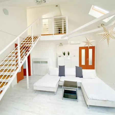 Apartment Loft With Rooftop And Free Parking In Garage