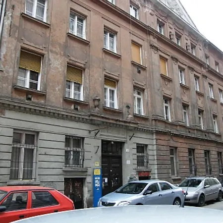 Apartment Cozy & Quiet Near Kiraly Street Free Parking, Ac, Perfect For 4 Guests! *