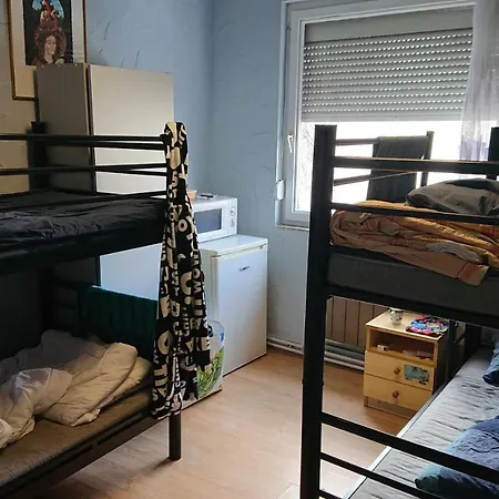 Pillango Munkasszallo Hostel *