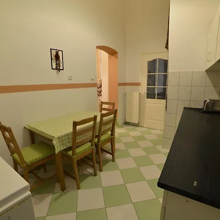 Baross City -